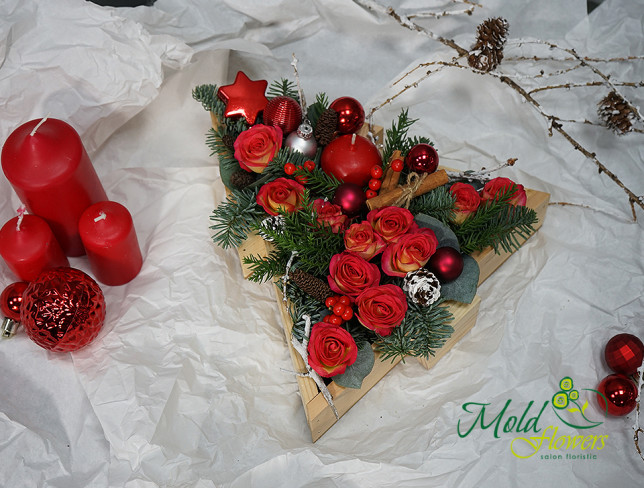 Новогодний ящик с кустовыми розами Фото